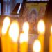 Ἕνας ταξιτζὴς στὴν Ἀθήνα παίρνει ἀπὸ τὸ «Ἐλευθέριος Βενιζέλος» μιὰ κοπέλα, τὴν πηγαίνει σπίτι της στὴν Καλλιθέα.