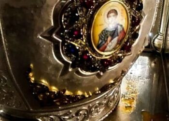 ΤΩΡΑ – Ρέει ΜΥΡΟ από την ΑΓΙΑ ΚΑΡΑ του Μακεδονομάχου Αγίου στην Θεσσαλονίκη