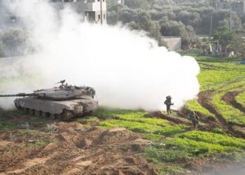 Τα ισραηλινά τανκς αρχίζουν να εισέρχονται στο νότιο Λίβανο αμέσως μετά τη δυσοίωνη προειδοποίηση του Ντόναλντ Τραμπ για τον Τρίτο Παγκόσμιο Πόλεμο