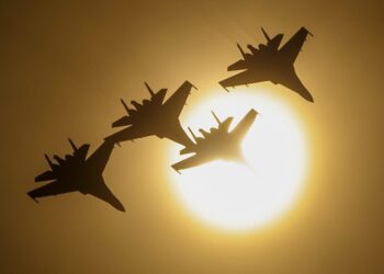 Μια ανάσα: ΒΙΝΤΕO δείχνει ρωσικό Su-35 να προκαλεί «ζαλάδα» σε αμερικανικό μαχητικό