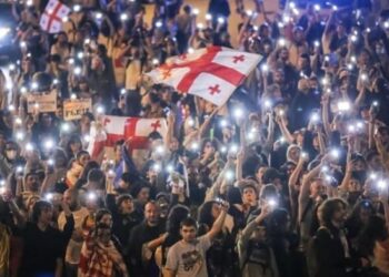 Αναβρασμός στον Καύκασο: Μια ανάσα από τον εμφύλιο πόλεμο η Γεωργία – Ο βρώμικος ρόλος του Γάλλου προέδρου Macron