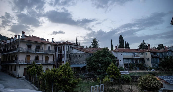 Συγκλονίζει η προφητεία κρυμμένου γέροντα του Αγίου Όρους: «Ο ηγέτης που θα λυτρώσει τους Έλληνες και τη χώρα υπάρχει» (vid)