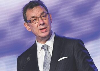 Τρίζει η καρέκλα του «golden boy» του Covid