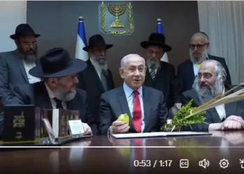 Ο Νετανιάχου με ραβίνους του Chabad του Ραβίνου (Rabbi) του Loubavitch που θεωρείται ότι δεν πέθανε και ότι θα έρθει στα έσχατα χρόνια και είναι ο…