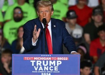 Donald Trump> Δεν θα επιτρέψω σε καμία Πολιτεία να απαγορεύσει αυτοκίνητα που κινούνται με κινητήρες εσωτερικής καύσης
