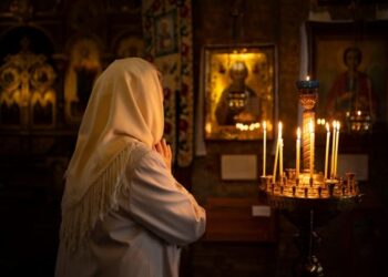 Νέο ανατριχιαστικό ΒΙΝΤΕΟ με την εισβολή Ουκρανών σε εκκλησία: Ξυλοκοπούν μάλλον ιερέα