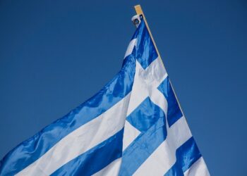 Οργή με το ΒΙΝΤΕΟ: Αλλοδαποί ξήλωσαν ελληνικές σημαίες παραμονές της 28ης Οκτωβρίου