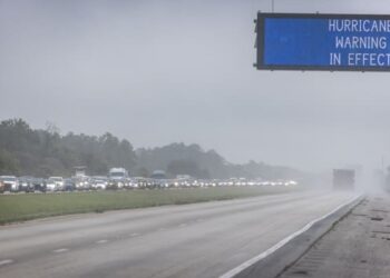 «Φύγετε γιατί θα πεθάνετε»! Εικόνες «πολέμου» στην δεξιά Φλόριντα που περιμένει τον νέο κυκλώνα, vid
