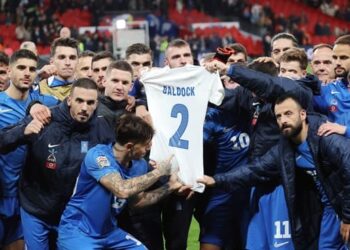 Εθνική Ελλάδος: Αυτός είναι ο Έλληνας – Τιμά τον νεκρό με ένα μεγάλο «γιουρούσι»