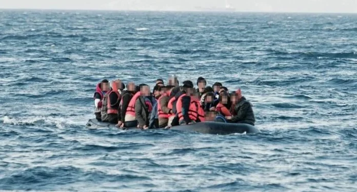 FAZ: Χιλιάδες παράνομοι μετανάστες εισρέουν σε Κρήτη και Γαύδο