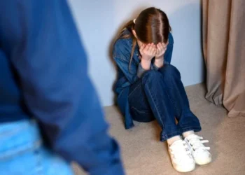 «Κυνηγοί» παιδόφιλων πλάκωσαν στο ξύλο 42χρονο αστυνομικό από την Κρήτη που ήθελε να συνευρεθεί με 15χρονη