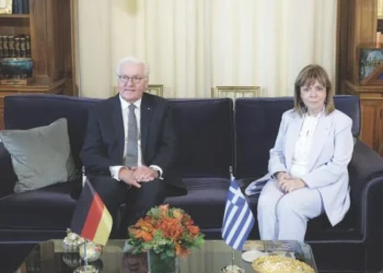 Ακραία πρόκληση με την Πρόεδρο… άγαλμα