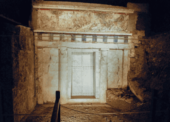 Αρχαιολόγοι ταυτοποίησαν τον χιτώνα του Μεγάλου Αλεξάνδρου σε έναν από τους βασιλικούς τάφους στη Βεργίνα!
