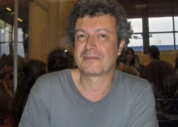 Μια Ελληνίδα με Χριστό και Ελλάδα : Εκσυγχρονιστές που κατά καιρούς μας λένε αηδίες όπως αυτός ο συγγραφέας ο Θεός να τον κανει!