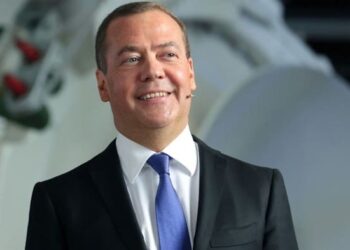 Ενθουσιασμός Medvedev: Επιτέλους, Έλληνες! – Πύρινα μηνύματα από τους BRICS – Εναλλακτική ενάντια στο αυταρχισμό