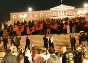 Αίσχος: Αλβανικές σημαίες και συνθήματα για τον UCK στην φωταγώγηση του χριστουγεννιάτικου δέντρου στο Σύνταγμα!