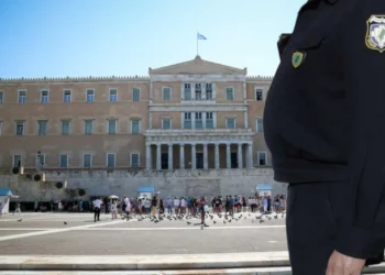 Αστυνομικός της Βουλής κατηγορείται ότι βίαζε τα παιδιά του