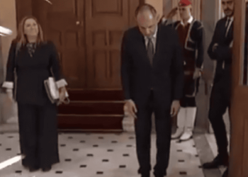 Γελοιογραφία από τον Δημήτριο Χατζηνικολάου γιά τά φιντάνια «μας» πού προσκυνοῦν τούς Τούρκους