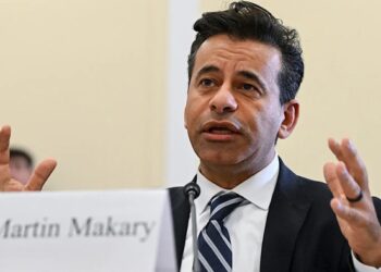 Dr. Marty Makary> Ένας πολέμιος της υποχρεωτικότητας των εμβολίων και των μασκών στο τιμόνι του FDA