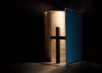 Τραμπ κρατώντας μία Βίβλο: Να προστατέψουμε οτιδήποτε είναι υπέρ του Θεού, vid