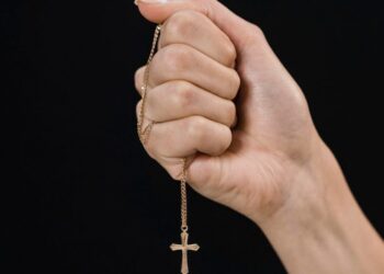 Ο Τραμπ δεσμεύεται να επαναφέρει την προσευχή στα σχολεία