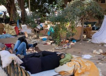«Μπάζουν» τα νησιά μας–Μέρα μεσημέρι παράνομοι μετανάστες στην Ρόδο μπουκάρουν σε σπίτια (Βίντεο)