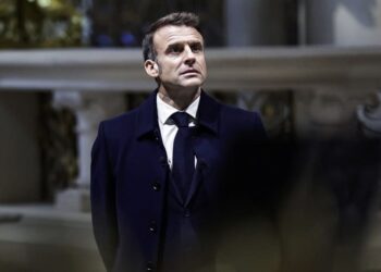 Έπεσε η γαλλική κυβέρνηση – Ο Ε.Μακρόν αντί να παραιτηθεί ο ίδιος αναζητεί νέα «μαριονέτα» για πρωθυπουργό