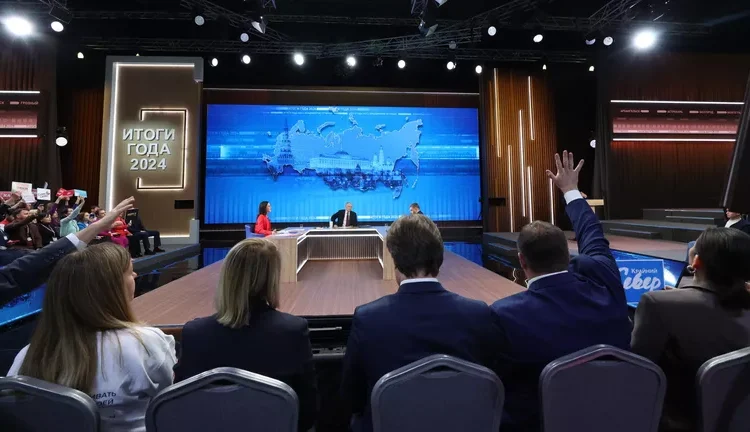 Ο Ρώσος πρόεδρος Βλαντιμίρ Πούτιν πραγματοποιεί ένα ειδικό πρόγραμμα «Αποτελέσματα της χρονιάς με τον Βλαντιμίρ Πούτιν» στο Gostiny Dvor