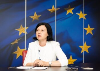 Οδύρεται γοερά η τέως Αντιπρόεδρος της Κομισιόν γιατί κάποια κράτη-μέλη της ΕΕ νομοθετούν κατά της woke ατζέντας