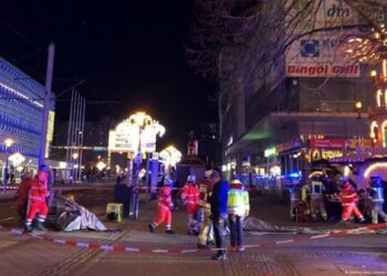 ΤΟΥΣ ΕΠΙΑΣΕ Η ΣΑΡΑ ΓΙΑ ΤΗΝ ΤΟΥ ΧΡΙΣΤΟΥ ΓΕΝΝΗΣΗ…ΑΔΕΛΦΟΙ ΓΕΜΙΣΑΜΕ ΤΡΕΛΟΥΣ ΚΑΙ ΔΑΙΜΟΝΙΣΜΕΝΟΥΣ