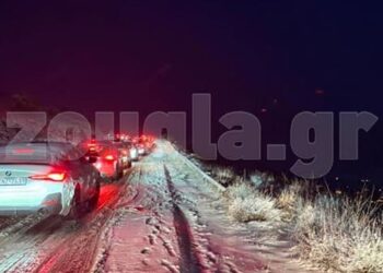 Αράχωβα: Τα ηλεκτρικά αυτοκίνητα προκάλεσαν το χάος