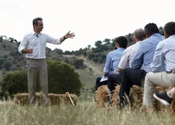 Έθνος σανοφάγων: Τα ΜΜΕ παρουσίασαν ως πρωτοβουλία του Μητσοτάκη τις μειώσεις των χρεώσεων στις τράπεζες – ενώ πρόκειται για υποχρεωτικό κανονισμό της Ε.Ε.!