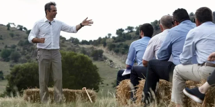 Έθνος σανοφάγων: Τα ΜΜΕ παρουσίασαν ως πρωτοβουλία του Μητσοτάκη τις μειώσεις των χρεώσεων στις τράπεζες – ενώ πρόκειται για υποχρεωτικό κανονισμό της Ε.Ε.!