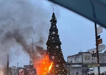 Συρία: Εκατοντάδες Χριστιανοί διαδήλωσαν στη Δαμασκό μετά την πυρπόληση χριστουγεννιάτικου δέντρου