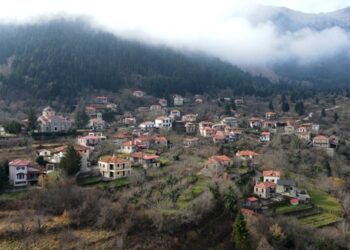 Μικρό Χωριό: Το παραμυθένιο χωριό της Ευρυτανίας μέσα στο πυκνό ελατοδάσος (βίντεο)