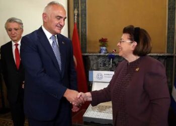 ΑΠΟΣΤΟΛΟΥ : Η ΥΠΟΥΡΓΟΣ ΠΟΛΙΤΙΣΜΟΥ ΛΙΝΑ ΜΕΝΔΩΝΗ ΑΚΟΥΣΕ ΚΑΤΙ ΓΙΑ ΤΟΥΡΚΙΚΗ ΕΙΣΒΟΛΗ ΣΤΗ ΣΥΡΙΑ;