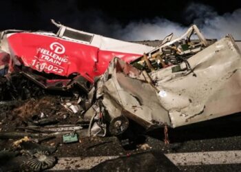 Τέμπη – Κόλαφος η έκθεση Κοκοτσάκη: Η φωτιά της εμπορικής αμαξοστοιχίας σκότωσε 27 παιδιά – Διαψεύδεται ο Μητσοτάκης