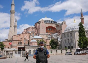 Βρετανός κομματάρχης δημοσίευσε εικόνα με την ελληνική σημαία στην Αγιά Σοφιά – Έξαλλοι οι Τούρκοι