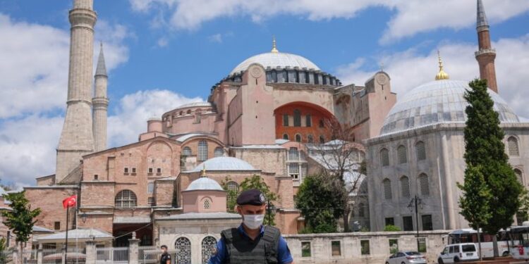 Βρετανός κομματάρχης δημοσίευσε εικόνα με την ελληνική σημαία στην Αγιά Σοφιά – Έξαλλοι οι Τούρκοι