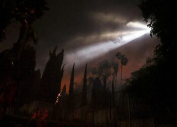 Πυρκαγιές στο Λος Άντζελες: Τρεις θεωρίες συνωμοσίας ( ; ) για την προέλευσή τους