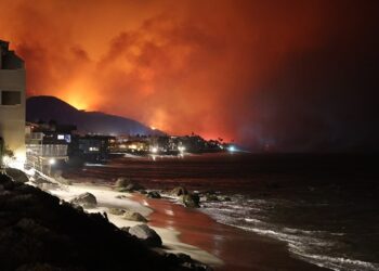 Οι πολιτικές και οικονομικές πρωτεύουσες της Αμερικής μόλις χτυπήθηκαν από κεραυνό, και τώρα η πρωτεύουσα της ψυχαγωγίας μας καταστρέφεται από φωτιά
