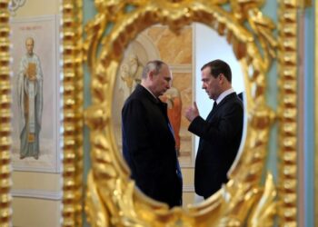 Κάτι «βλέπει» ο Μεντβέντεφ πίσω από τον Τραμπ: «Εμάς δεν μας ξεγελάς»