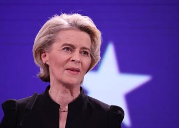 Η Φον Ντερ Λάιεν έχει «σοβαρή πνευμονία». Μερικοί Αναρωτιούνται μήπως είναι COVID-19;