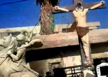Οι τζιχαντιστές με πυροβολισμούς βανδάλισαν Εσταυρωμένο στη Συρία.