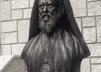 Η προτομή που δεν θυμίζει σε τίποτα τον μακαριστό Κοσμά