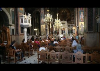 Μπορούν οι πιστοί να σιγοψάλλουν όταν τελούνται Ακολουθίες στο ναό;
