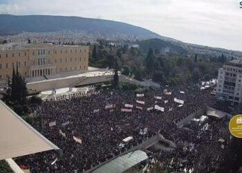 Τέμπη: Βουλιάζει το Σύνταγμα από κόσμο – Μεγάλα πλήθη διαδηλώνουν σε όλη την Ελλάδα (ΦΩΤΟ – Βίντεο)