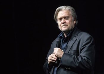 «Η εκλογή Trump έσωσε την Ελλάδα» – Διασύρει την κυβέρνηση Μητσοτάκη ο Bannon, πρώην σύμβουλος του Trump