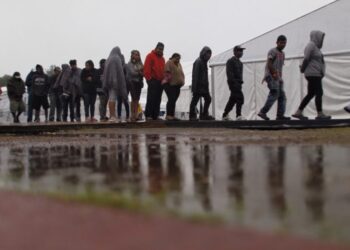 Χαμός με δημοσίευμα για «επιστροφές μεταναστών στην Ελλάδα» – Διαψεύδει το Μαξίμου