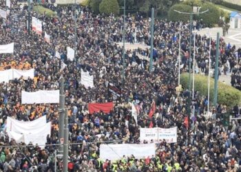 LIVE ΕΙΚΟΝΑ ΑΠΟ ΤΟ ΜΕΓΑΛΕΙΩΔΕΣ ΣΥΛΛΑΛΗΤΗΡΙΟ ΣΤΟ ΣΥΝΤΑΓΜΑ